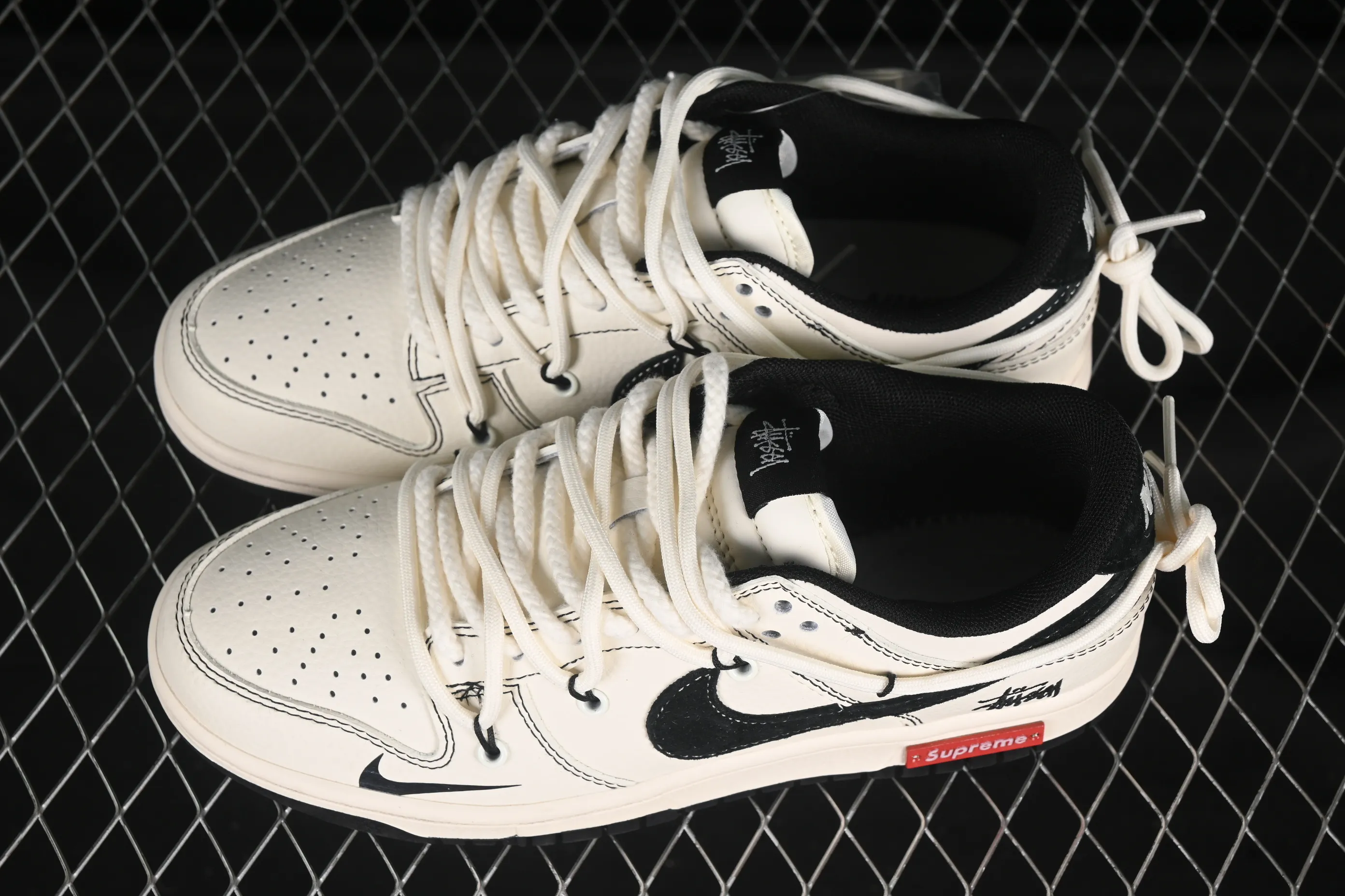 All Categories Nk SB Dunk Series Nk SB Dunk Low High-end Customized Low-top Sneakers Nike SB Dunk Low Stusi x Sup Series Strap Off-white and Black Hook Anniversary High-end Customized Low-top Casual Sneakers YX5066-277